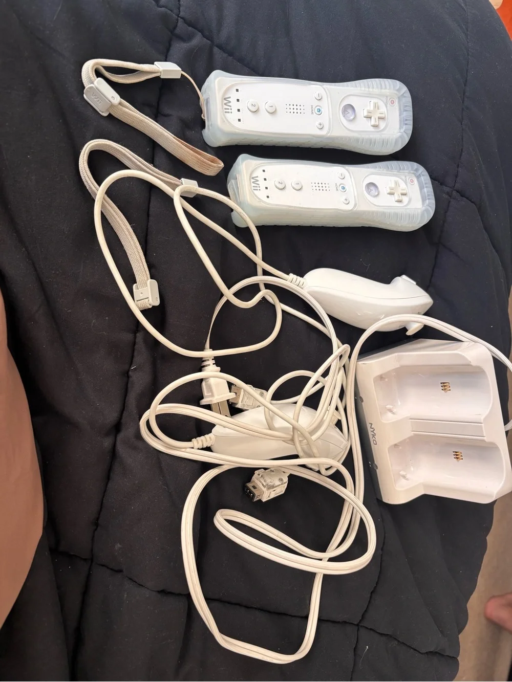 Nintendo Wii Remote Bundle 2 Wiimotes + 2 Nunchuks + Nyko Charger